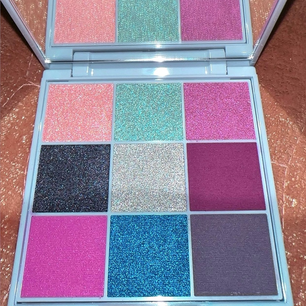 Like Crime Aura Eyeshadow Palette